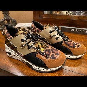 Cheetah tennis shoes